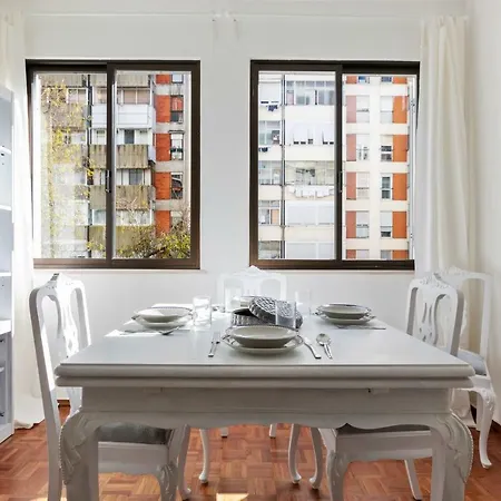 Beautiful 2 Bed Apt, Sleeps 6 Nr Benfica דירה ליסבון