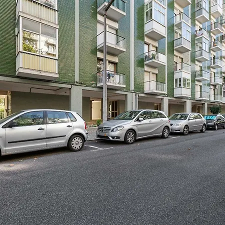 Apartment Beautiful 2 Bed Apt, Sleeps 6 Nr Benfica Lisbon