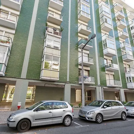 Beautiful 2 Bed Apt, Sleeps 6 Nr Benfica דירה ליסבון