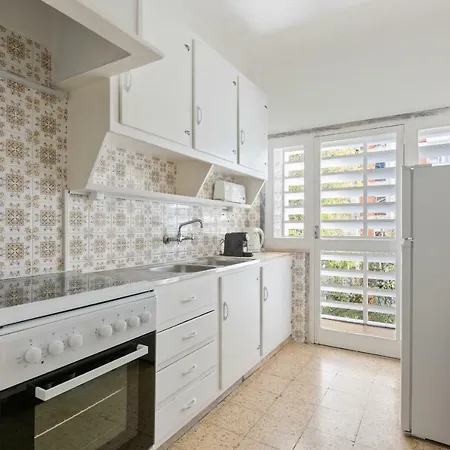 Beautiful 2 Bed Apt, Sleeps 6 Nr Benfica Lisbon