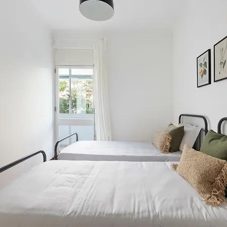 Beautiful 2 Bed Apt, Sleeps 6 Nr Benfica דירה ליסבון