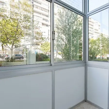 Beautiful 2 Bed Apt, Sleeps 6 Nr Benfica Apartment *