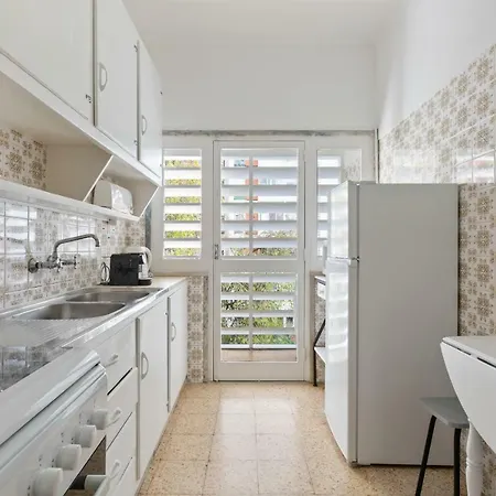 Beautiful 2 Bed Apt, Sleeps 6 Nr Benfica * Lisbon