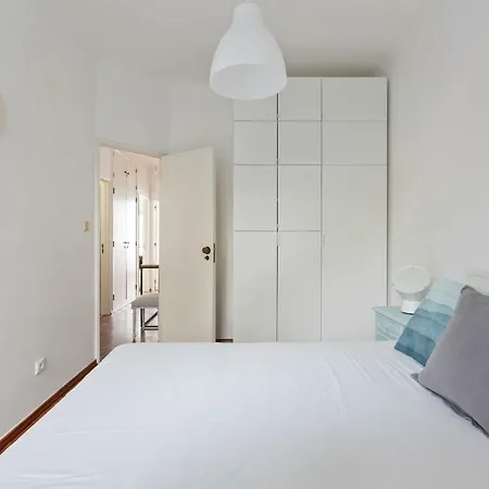Apartment Beautiful 2 Bed Apt, Sleeps 6 Nr Benfica Lisbon
