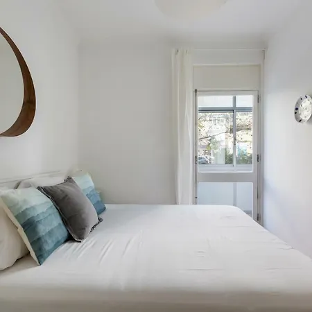 Apartment Beautiful 2 Bed Apt, Sleeps 6 Nr Benfica *
