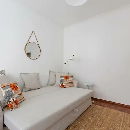 Beautiful 2 Bed Apt, Sleeps 6 Nr Benfica Apartment
